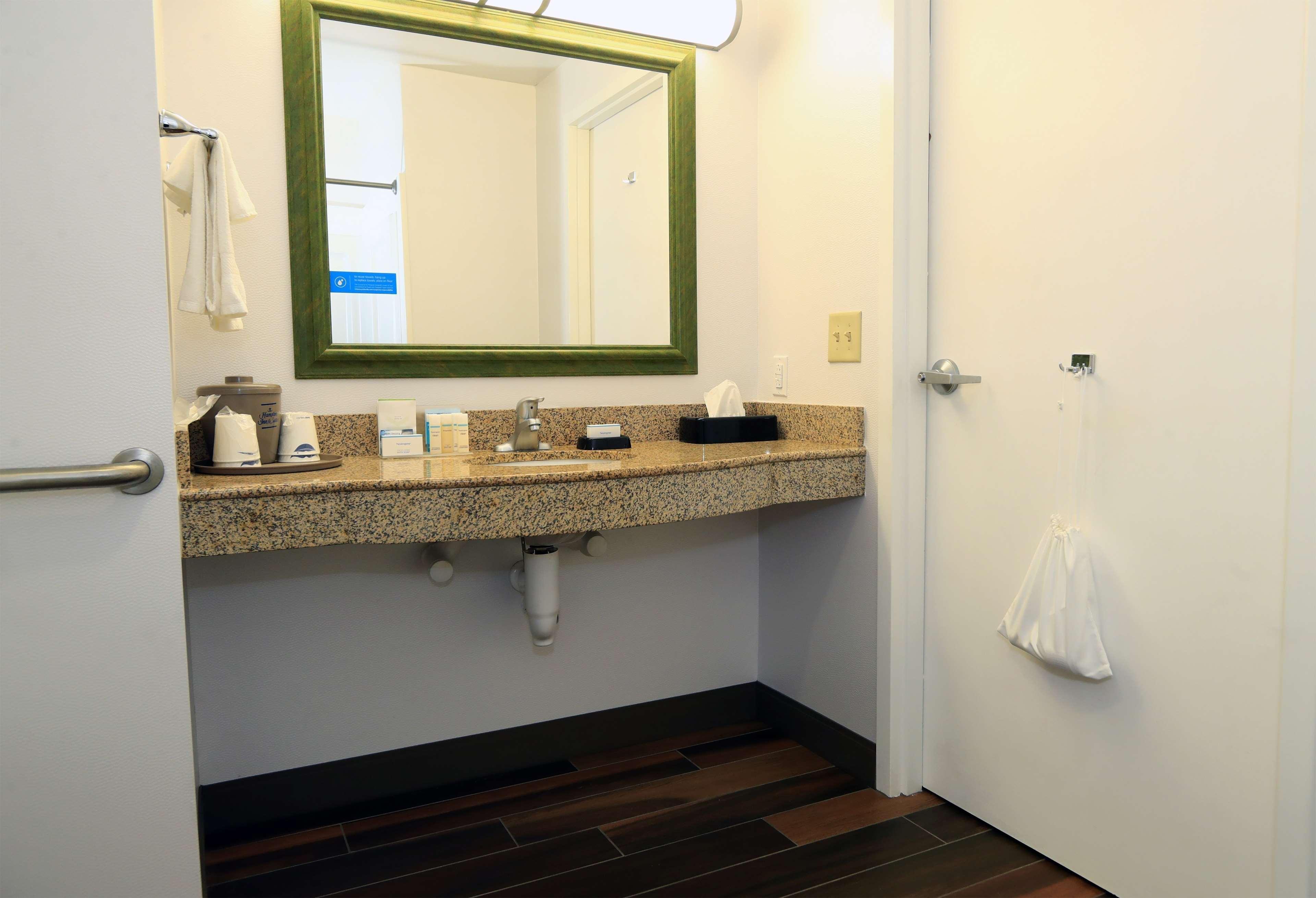 Hampton And Of Lamar Hotel 3*