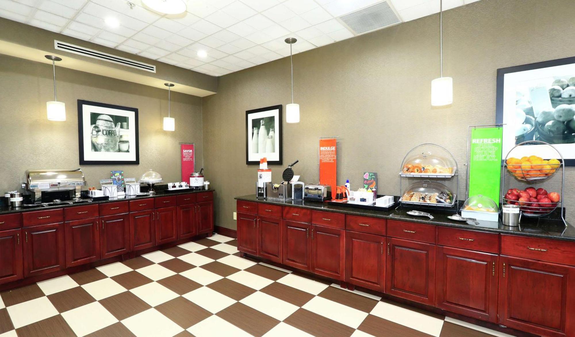 Hampton And Of Lamar Hotel 3*