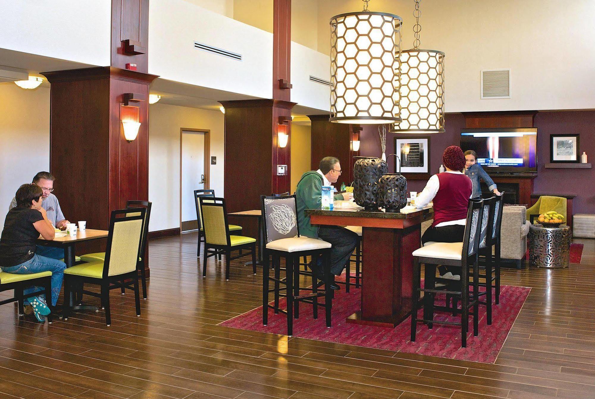 Hampton And Of Lamar Hotel 3*